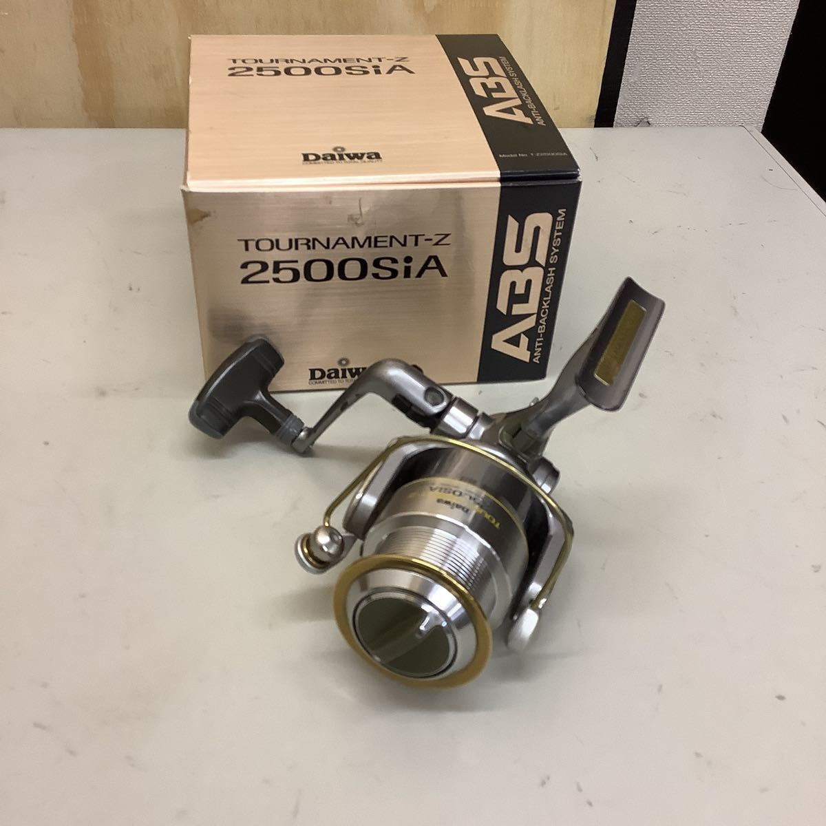 Daiwa ダイワ tournament-z 2500SiA スピニングリール